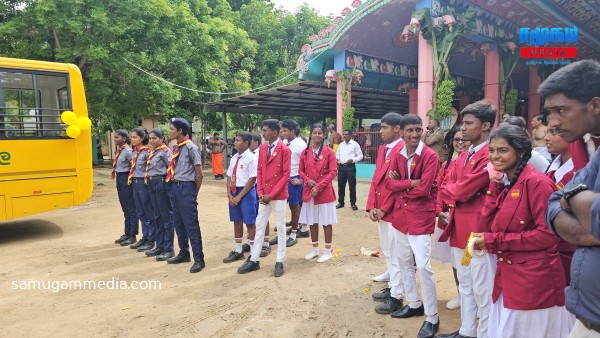 யாழில் பாடசாலை மாணவர்களை மணிக்கணக்காக காக்க வைத்த சஜித்...! 